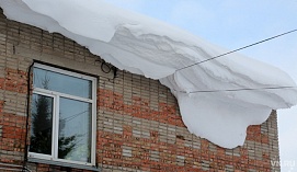 Энергетики призывают УК очистить крыши домов от снега